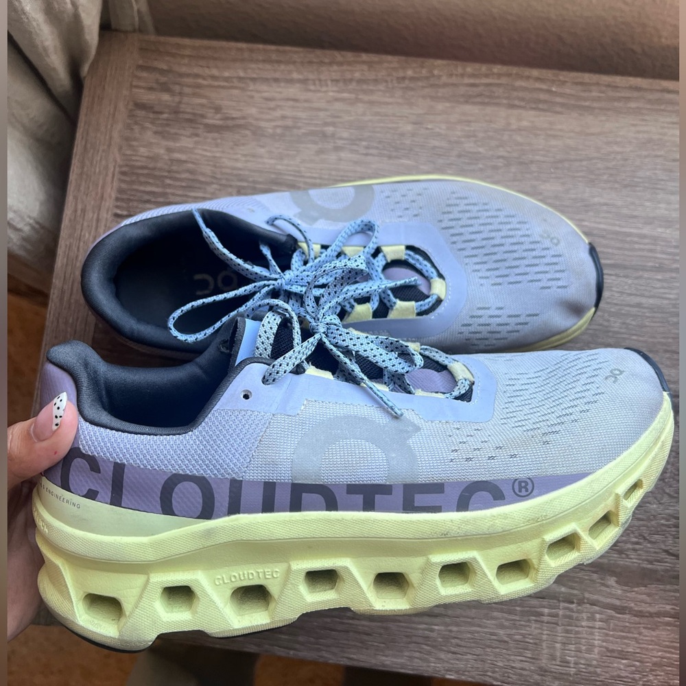 On Women’s Cloud Monster Running Shows W9.5